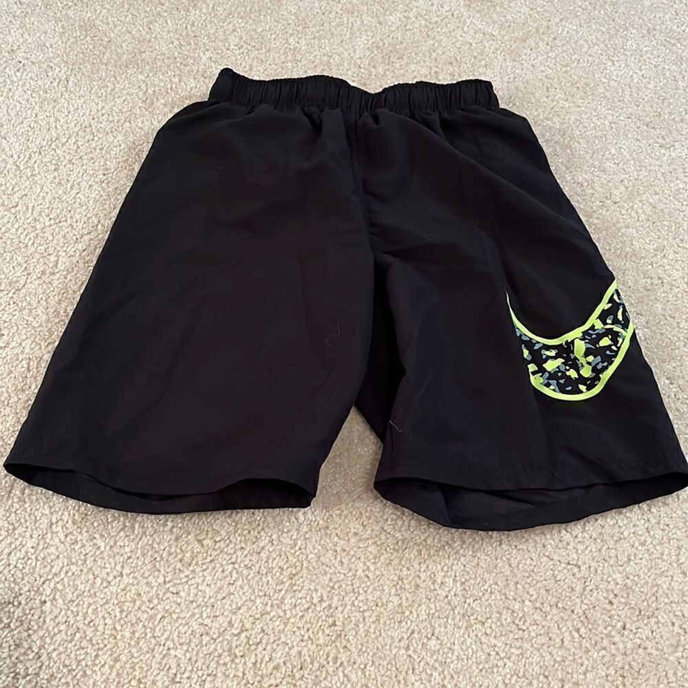 NIKE SIZE MEDIUM SHORTS